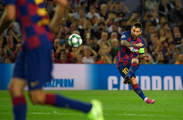 Penyerang Barcelona, Lionel Messi melakukan tendangan percobaan ke arah gawang Inter pada laga lanjutan Liga Champions, Kamis (3/10/2019) dini hari tadi. Pada laga tersebut Messi berhasil memberikan satu assist untuk Luis Suarez. [LLUIS GENE / AFP]