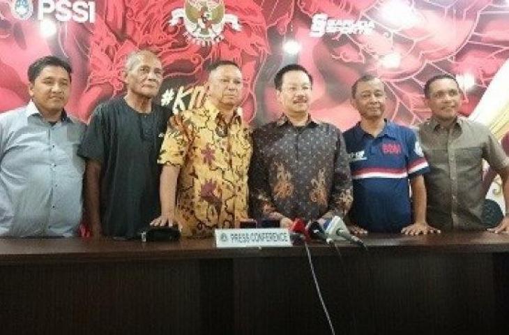 Ketua Komite Pemilihan PSSI Syarif Bastaman (tengah) bersama dengan anggotanya saat memberikan Keterangan pers terkait pendaftaran calon ketua Umum PSSI, wakil ketua umum PSSI, dan anggota Exco PSSI, Jumat (4/10/2019). (Adie Prasetyo Nugraha/Suara.com)