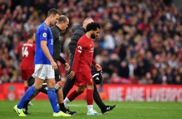 Mohamed Salah nampak meringis kesakitan usai mendapat tekel dari gelandang Leicester City, Hamza Choudhury. (PAUL ELLIS / AFP)