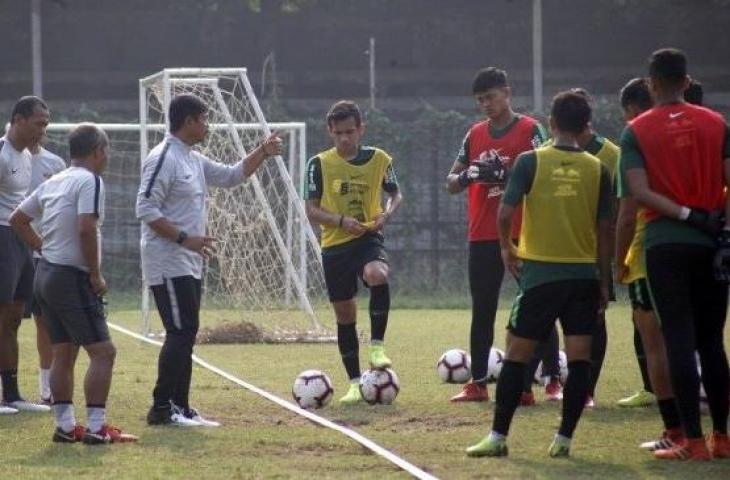 Pelatih timnas U-23 Indonesia, Indra Sjafri (keempat kiri) memberikan arahan saat latihan timnas U-23 Indonesia di Stadion Pajajaran, Bogor, Jawa Barat, Rabu (2/10/2019). Pelatih timnas U-23 Indonesia, Indra Sjafri memanggil 30 pemain guna persiapan mengikuti turnamen di China serta persiapan SEA Games 2019 yang akan berlangsung di Filipina pada November tahun ini. (ANTARA FOTO/Yulius Satria Wijaya/hp)