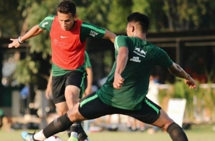 Penyerang Timnas Indonesia U-22, Egy Maulana Vikri menghindari hadangan rekan timnya saat sesi latihan pada pemusatan latihan di Stadion Utama Gelora Bung Karno, Jakarta, Minggu (6/10/2019).  (PSSI)