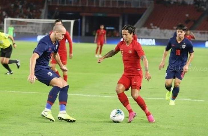 Penyerang Timnas Indonesia, Irfan Bachdim (tengah) berebut bola dengan pemain Timnas Thailand dalam laga putaran kedua Kualifikasi Piala Dunia 2022 Zona Asia Grup G di Stadion Utama Gelora Bung Karno, Selasa (10/9/2019). [Suara.com/Arya Manggala]