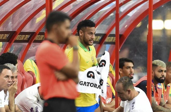 Sosok Neymar di bangku pemain timnas Brasil dalam salah satu penampilan Selecao terdahulu. [ROSLAN RAHMAN / AFP]