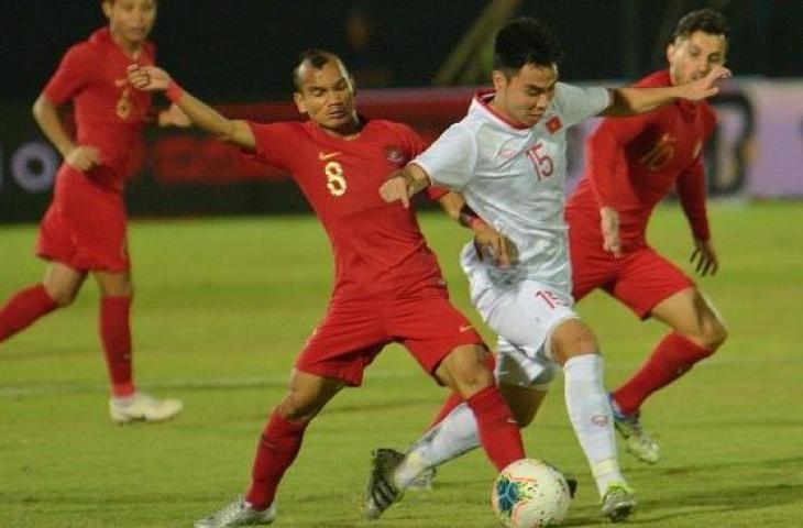 Pemain Timnas Indonesia Riko Simanjuntak (kedua kiri) berebut bola dengan pesepak bola Timnas Vietnam Pham Duc Hui (kedua kanan) dalam pertandingan Grup G Kualifikasi Piala Dunia 2022 zona Asia di Stadion I Wayan Dipta, Gianyar, Bali, Selasa (15/10/2019). ANTARA FOTO/Nyoman Budhiana