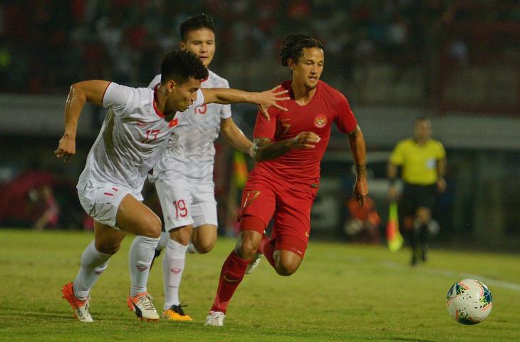 Pesepak bola Timnas Indonesia Irfan Bachdim (kanan) melewati pesepak bola Timnas Vietnam Vu Van Thanh (kiri) dalam pertandingan Grup G Kualifikasi Piala Dunia 2022 zona Asia di Stadion I Wayan Dipta, Gianyar, Bali, Selasa (15/10/2019). Indonesia kalah dari Vietnam dengan skor 1-3. ANTARA FOTO/Nyoman Budhiana/hp.