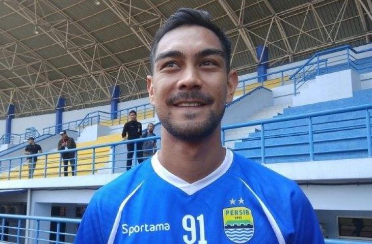 Gelandang serang Persib Bandung, Omid Nazari usai latihan rutin di lapangan Arcamanik, Bandung, Jawa Barat, Rabu (4/9/2019). [Suara.com/Aminuddin]