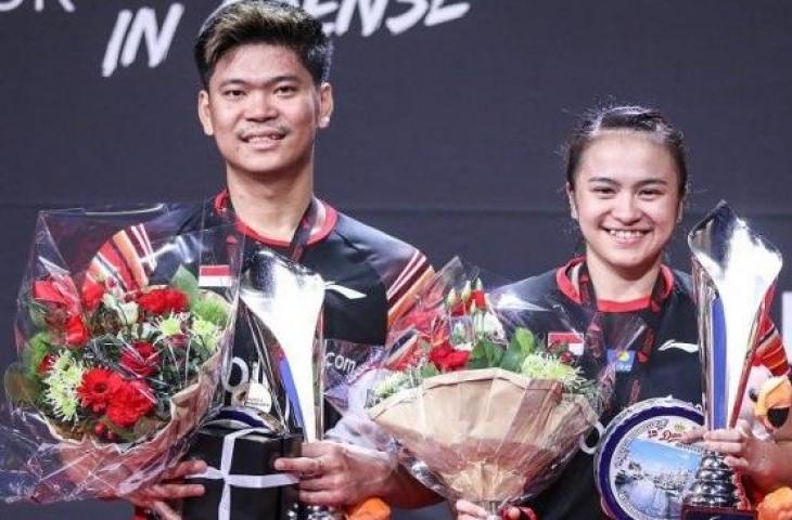 Pasangan ganda campuran Indonesia, Praveen Jordan (kiri) / Melati Daeva Oktaviati menunjukan piala di atas podium seusai mengalahkan ganda campuran China, Wang Yi Lyu / Huang Dong Ping pada laga final Denmark Open 2019 di Odense Sports Park, Denmark, Minggu (20/10/2019) malam WIB. [ANTARA FOTO/Nafielah - Humas PP PBSI]