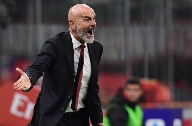 Pelatih AC Milan, Stefano Pioli meneriakkan instruksi selama pertandingan melawan Lecce di Stadion San Siro, Milan, Italia, Senin (21/10) dini hari WIB. [Miguel MEDINA / AFP]