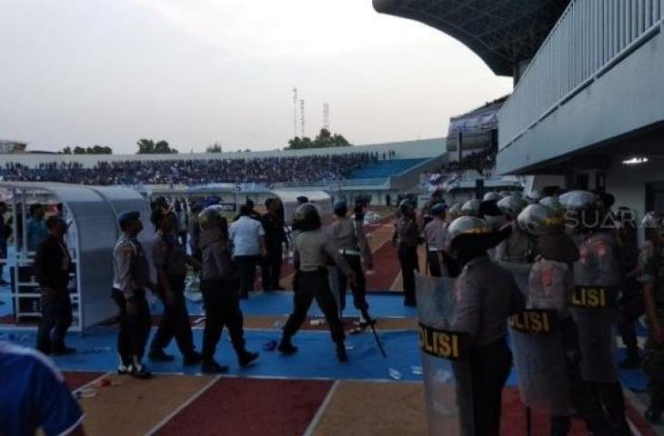 Kerusuhan mewarnai laga PSIM Yogyakarta vs Persis Solo dalam lanjutan Liga 2 2019, Senin (22/10/2019). [Suara.com/M Ilham Baktora]