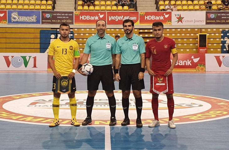 Timnas Indonesia saat melakoni laga perdana Piala AFF Futsal 2019 menghadapi Malaysia, Senin (21/10/2019) kemarin. Skuat Garuda sukses memetik kemenangan sekaligus memutus rekor buruk. [@AFFPresse / Twitter]