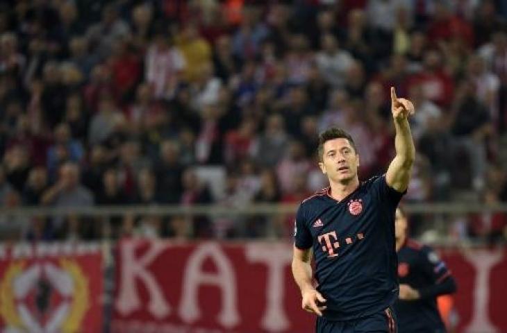 Robert Lewandowski sukses membukukan dua gol untuk kemenangan Bayern Munchen atas Olympiakos di lanjutan Liga Champions. (ARIS MESSINIS / AFP)