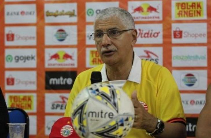 Pelatih Persija Jakarta, Edson Tavares dalam jumpa pers sehari jelang pertandingan kontra Semen Padang di Stadion Patriot, Bekasi, Selasa (15/10/2019). (Dok. Persija)