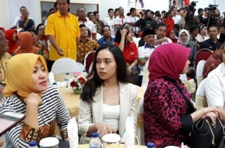 Putri Menpora Zainudin Amali, Safira (kedua dari kiri) saat menghadiri Sertijab di Wisma Kemenpora, Senayan, Jakarta, Kamis (24/10/2019). [Suara.com/Arief Apriadi]