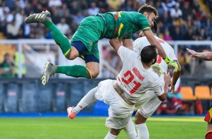 Pemain depan Juventus, Gonzalo Higuain bertabrakan dengan kiper Lecce, Gabriel pada pertandingan sepak bola Serie A Italia di Stadio Comunlae Via del Mare, Lecce, Sabtu (27/10). [Alberto PIZZOLI / AFP]