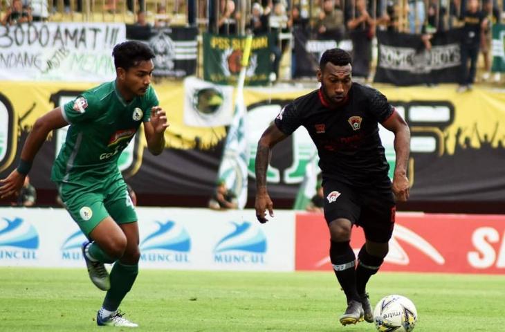 Penyerang Kaleng Putra, Patrich Wanggai (kanan) menggiring bola saat mengahadapi PSS Sleman pada gelaran Liga 1 2019. (Instagram/@kaltengputra_id)