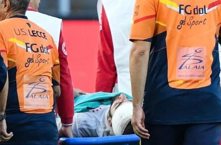 Pemain depan Juventus, Gonzalo Higuain bertabrakan dengan kiper Lecce, Gabriel pada pertandingan sepak bola Serie A Italia di Stadio Comunlae Via del Mare, Lecce, Sabtu (27/10). [Alberto PIZZOLI / AFP]