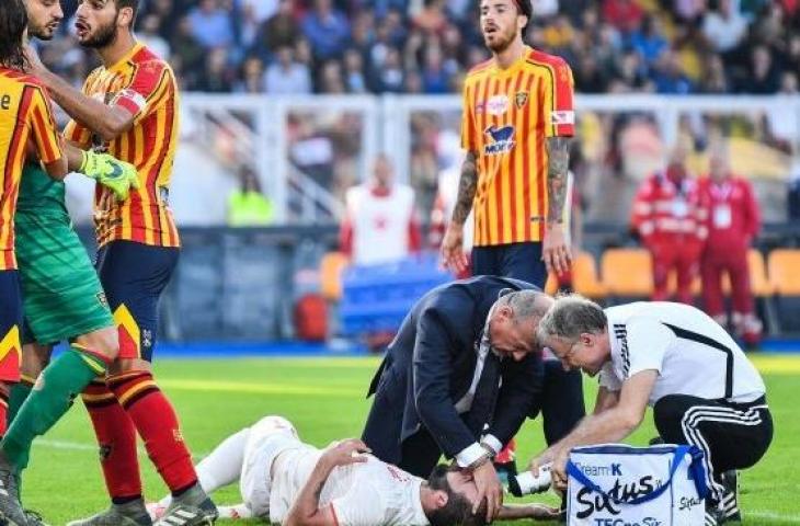 Pemain depan Juventus, Gonzalo Higuain bertabrakan dengan kiper Lecce, Gabriel pada pertandingan sepak bola Serie A Italia di Stadio Comunlae Via del Mare, Lecce, Sabtu (27/10). [Alberto PIZZOLI / AFP]