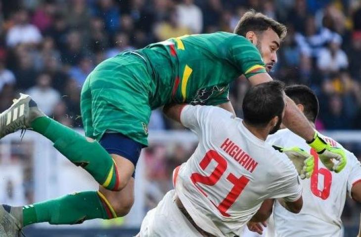 Pemain depan Juventus, Gonzalo Higuain bertabrakan dengan kiper Lecce, Gabriel pada pertandingan sepak bola Serie A Italia di Stadio Comunlae Via del Mare, Lecce, Sabtu (27/10). [Alberto PIZZOLI / AFP]