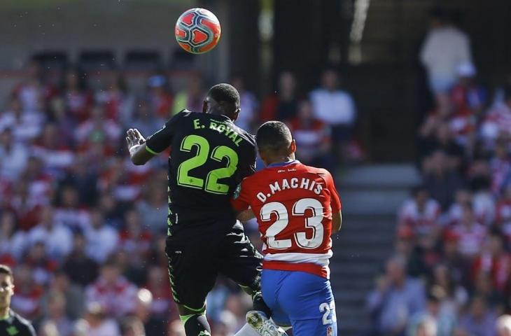 Pemain Granada, Darwin Machis (kanan) berebut bola dengan pemain Real Betis, Emerson Royal pada laga lanjutan La Liga, Minggu (27/10/2019). Pada laga itu Granada menang tipis 1-0. [@granafacf / Instagram]