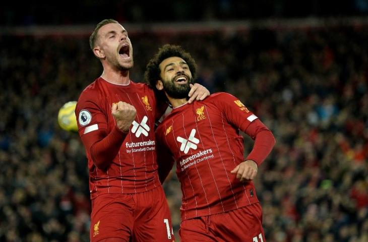 Mohamed Salah merayakan golnya ke gawang Tottenham Hotspur bersama Jordan Handerson. Pada laga lanjutan Liga Primer Inggris pekan ke-10 tersebut Liverpool menang 2-1, Minggu (27/10/2019). [STRINGER / AFP]