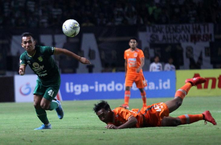 Pesepak bola Persebaya Irfan Jaya (kiri) lolos dari hadangan pesepak bola Borneo FC Nur Diansyah (kanan) saat pertandingan Liga 1 2019 di Stadion Gelora Bung Tomo, Surabaya, Jawa Timur, Jumat (11/10/2019). Persebaya bermain imbang dengan Borneo FC dengan skor akhir 0-0. ANTARA FOTO/Moch Asim/pd.