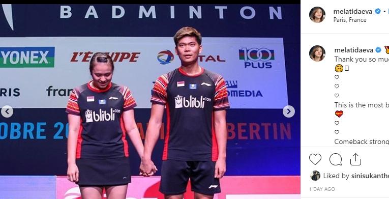 Pasangan ganda campuran Indonesia, Praveen/Melati sesaat sebelum naik podium di French Open 2019 terlihat berpegangan tangan. [@melatidaeva / Instagram]