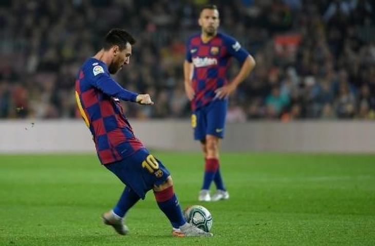 Aksi Lionel Messi saat mencetak gol kewat tendangan bebas ke gawang Real Valladolid dalam lanjutan La Liga Spanyol, Rabu (30/10/2019) dini hari WIB. (LLUIS GENE / AFP)