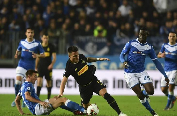 Pemain Inter, Lautaro Martinez berebut bola dengan para pemain Brescia. Pada lanjutan Serie A, Rabu (30/10/2019) Inter berhasil mencuri poin di kandang Brescia. [MIGUEL MEDINA / AFP]