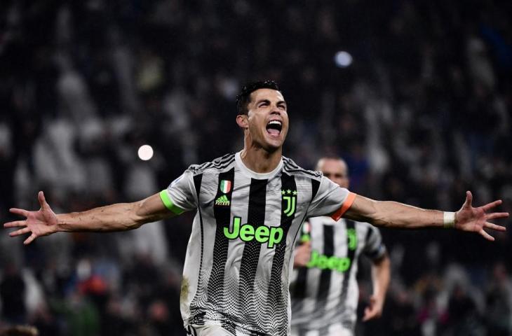 Penyerang Juventus, Cristiano Ronaldo merayakan gol ke gawang Genoa pada laga lanjutan Serie A, Kamis (31/10/2019) dini hari tadi. Pada laga tersebut Juventus menang 2-1. [MARCO BERTORELLO / AFP]