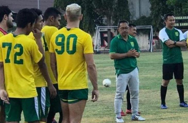 Pelatih kepala Persebaya Surabaya, Aji Santoso (dua kanan) saat memimpin latihan tim untuk pertama kalinya di Lapangan Sepak Bola Polda Jatim di Surabaya, Kamis (31/10/2019). (Foto Fiqih Arfani)