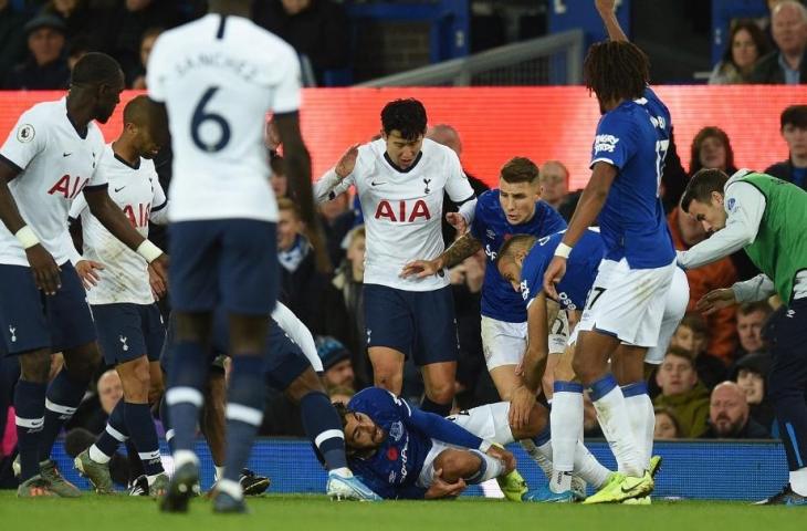 Pemain Everton, Andre Gomes mengalami cedera parah saat mendapat tekel keras dari pemain Tottenham Hotspur, Son Heung-min, Minggu (3/11/2019). 