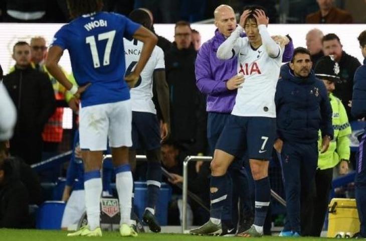 Ekspresi Son Heung-min usai mematahkan kaki Andre Gomes. (Oli Scarff/AFP)