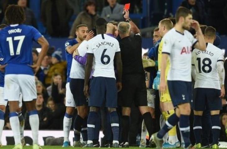 Wasit Atkinson saat memberi kartu merah kepada Son Heung-min. (Oli Scarff/AFP)