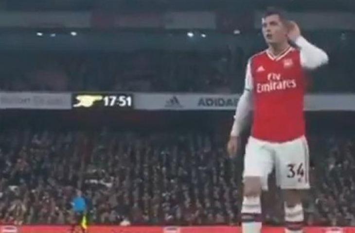 Geliat kapten Arsenal, Granit Xhaka yang membalas cemoohan fans saat digantikan dengan Bukayo Saka pada Liga Primer Inggris 2019/20 kontra Crystal Palace di Emirates Stadium, Minggu (27/10/2019). (Twitter)