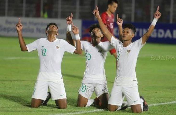 Pemain Timnas Indonesia U-19, Amiruddin Bagus Alfikri (tengah) bersama rekannya melakukan selebrasi usai mencetak gol ke gawang Timnas Hong Kong U-19 dalam laga babak kualifikasi Grup K Piala Asia U-19 2020 di Stadion Madya Gelora Bung Karno, Jakarta, Jumat (8/11). [Suara.com/Arya Manggala]