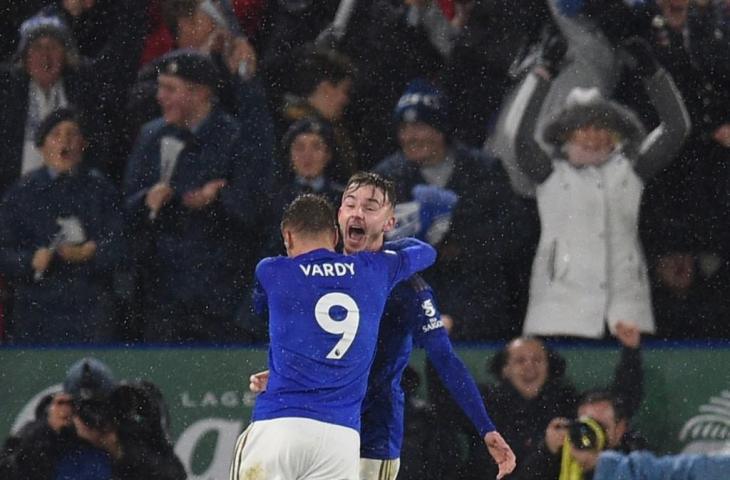 Pemain Leicester City, James Maddison merayakan gol keduanya ke gawang Arsenal bersama Jamie Vardy, Sabtu (9/11/2019). [OLI SCARFF / AFP]