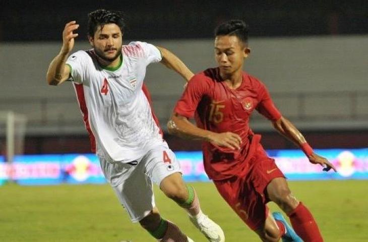 Pesepak bola Timnas Indonesia U-23 Sani Rizki Fauzi (kanan) menggiring bola dengan dibayangi pesepak bola Timnas Iran U-23 Aref Gholami pada pertandingan sepak bola persahabatan di Stadion I Wayan Dipta, Gianyar, Bali, Rabu (13/11/2019). Pertandingan uji coba menjelang Timnas Indonesia U-23 ke SEA Games 2019 itu berakhir imbang dengan skor 1-1. ANTARA FOTO/Nyoman Budhiana/wsj.