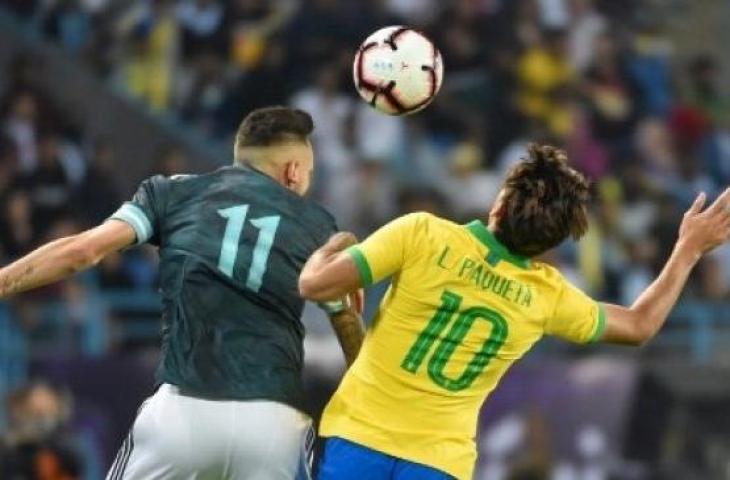 Lucas Paqueta dalam pertandingan melawan Argentina. (Fayez Nureldine/AFP)