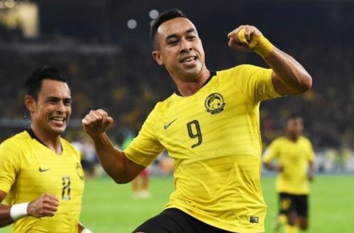 Striker Timnas Malaysia, Norshahrul Idlan Talaha (R), melakukan selebrasi setelah mencetak gol ke gawang Timnas Myanmar di Stadion Nasional Bukit Jalil di Kuala Lumpur pada 24 November 2018. (MOHD RASFAN/AFP)