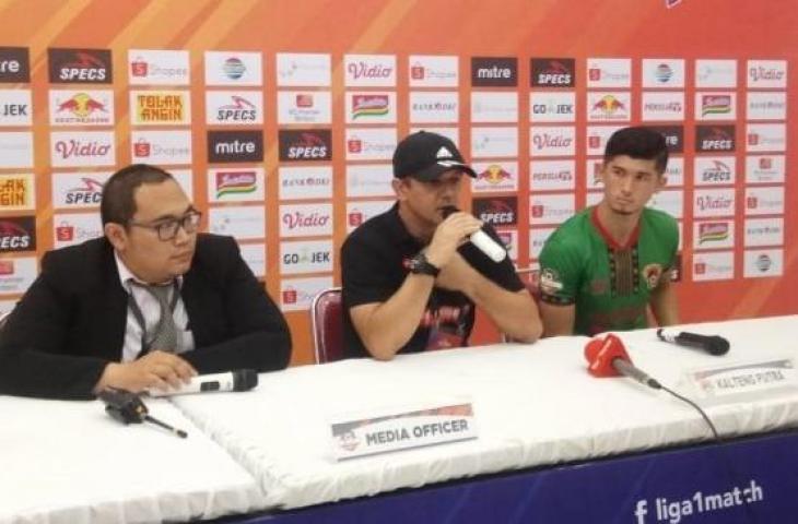 Pelatih Kalteng Putra, Gomes de Oliveira saat melakukan jumpa pers usai pertandingan menghadapi Persija Jakarta di Stadion Madya Senayan, Jakarta, Selasa (20/8/2019). (Suara.com/ Adie Prasetyo)