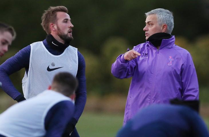 Manajer anyar Tottenham Hotspur, Jose Mourinho tampak ngobrol dengan Harry Kane di latihan perdananya. [@spursOfficial / Twitter]