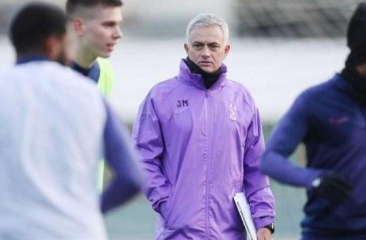 Jose Mourinho saat memimpin latihan perdana bersama Tottenham Hotspur, London, Inggris (20/11). [Laman resmi Tottenham Hotspur]