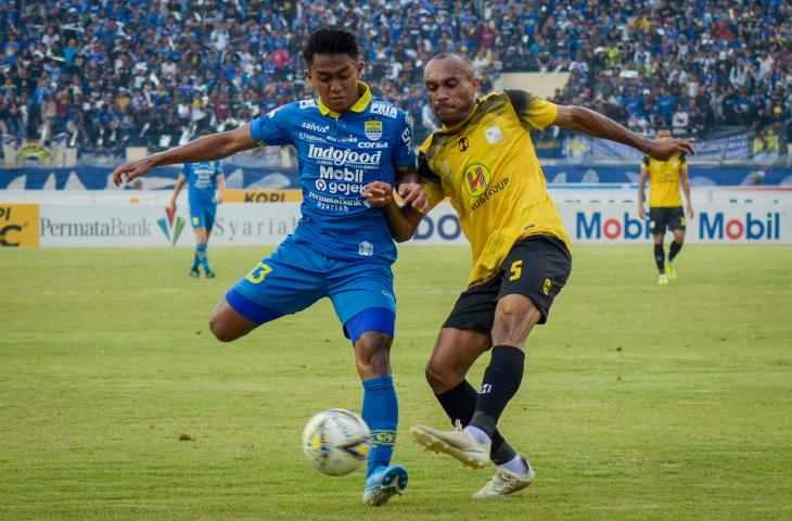 Pesepakbola Persib Bandung Febri Hariyadi (kiri) berebut bola dengan pesepakbola Barito Putera Roni Beroperay (kanan) saat menjalani laga lanjutan liga 1 di Stadion Si Jalak Harupat, Kabupaten Bandung, Jawa Barat, Minggu (24/11/2019). Pertandingan tersebut berlangsung imbang dengan skor 0-0. ANTARA FOTO/Raisan Al Farisi/hp.