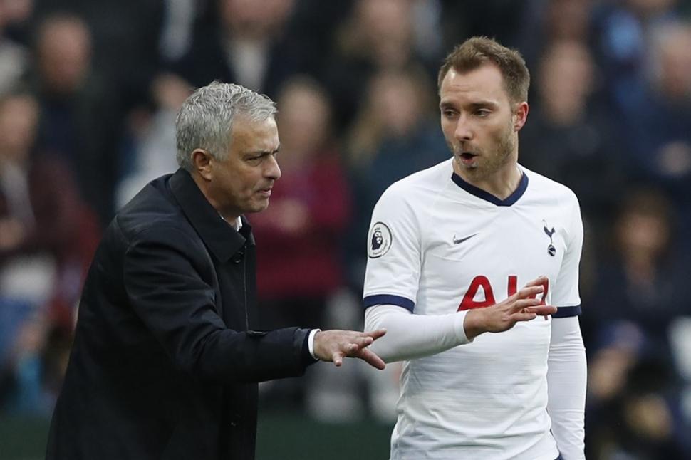 Pelatih Tottenham Hotspur, Jose Mourinho saat memberi instruksi pada Christian Eriksen pada laga kontra West Ham United, Sabtu (23/11/2019). [ADRIAN DENNIS / AFP]