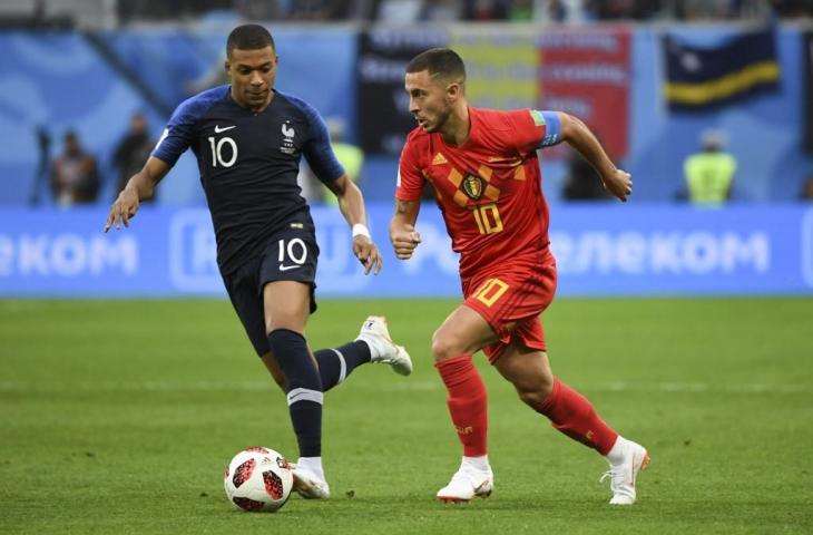 Kylian Mbappe dan Eden Hazard berebut bola di partai semifinal Piala Dunia 2018 antara Prancis vs Belgia. [PAUL ELLIS / AFP]