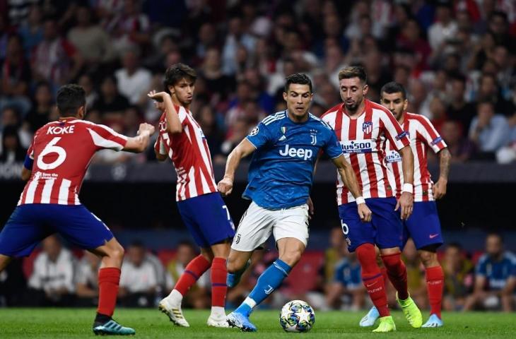 Penyerang Juventus, Cristiano Ronaldo berusaha melewati hadangan para pemain Atletico Madrid pada laga lanjutan Grup D Liga Champions di Wanda Metropolis beberapa waktu lalu. [OSCAR DEL POZO / AFP]