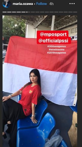 Screenshoot Maria Ozawa saat menonton Timnas Indonesia U-22 vs Thailand di Stadion Rizal Memorial, Manila, Selasa (26/11/2019). [@maria.ozawa / Instagram]