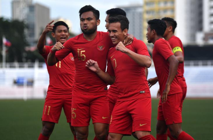 Pemain Timnas U-22 Indonesia Egy Maulana Vikri (tengah) melakukan selebrasi bersama rekannya usai mencetak gol ke gawang Timnas Thailand dalam penyisihan Grup B SEA Games 2019 di Stadion Rizal Memorial, Manila, Filipina, Selasa (26/11/2019). ANTARA FOTO/Sigid Kurniawan/aww.