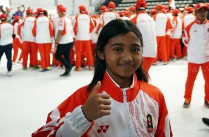 Skateboarder yang menjadi atlet termuda Indonesia di SEA Games 2019, Kyandra Kaelani Susanto, saat menghadiri prosesi pengukuhan kontingen Indonesia menuju SEA Games 2019 di Basket Hall Senayan, Jakarta, Rabu (27/11/2019). [Suara.com/Arief Apriadi]