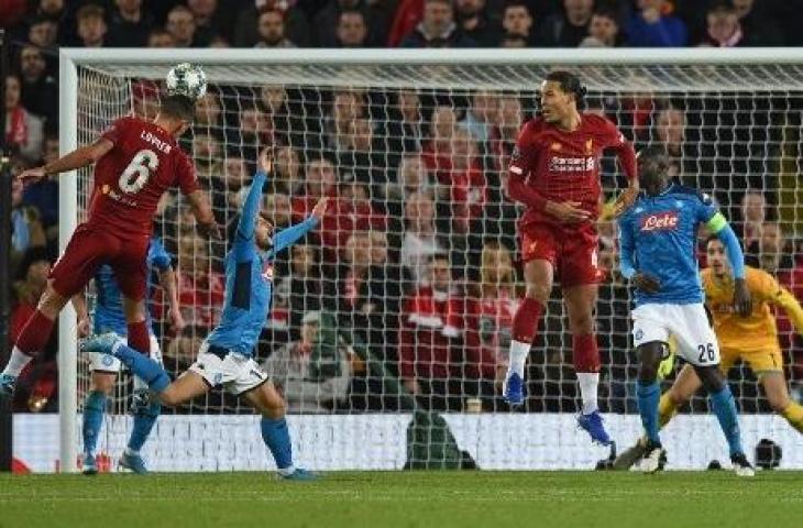 Aksi Dejan Lovren saat mencetak gol ke gawang Napoli. (OLI SCARFF / AFP)